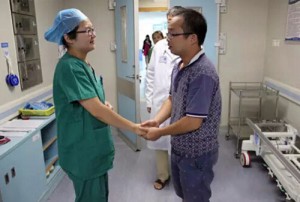 Pic shows: the nurse (left) and the father (right). A nurse has been applauded for offering to act as a temporary wet nurse for a young child who would not stop crying before undergoing a surgery. Li Baoxia, the nurse from Shenzhen city’s Guangming Hospital, in south China’s Guangdong Province, had just finished assisting on a surgery when she heard that there was a one-month-old boy who was crying before surgery. Doctors preparing to operated on the young boy already administered local anaesthetics, but the child would not stop crying before his crissum abscess surgery. Baoxia, who is herself a new mother, quickly offered to breastfeed the boy in order to calm him down. To everyone’s surprise, the child stopped crying and doctors were able to perform the operation successfully. Zhao Zhengyuan, lead surgeon for the boy’s op, said he was "very moved" by Baoxia’s contribution to the successful surgery, as he had planned to call off the operation entirely. The baby’s father also showed his gratitude to Baoxia following the surgery, as the two were seen shaking hands inside the waiting area after the emotional moment. (ends)
